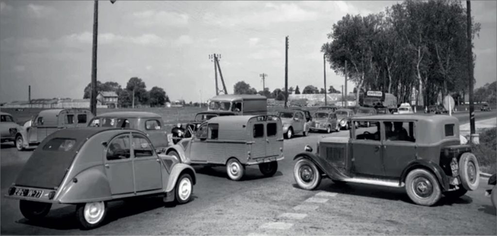 Balade sur la Nationale 7 des véhicules d'époques pour la salon automobile AutoValeN7